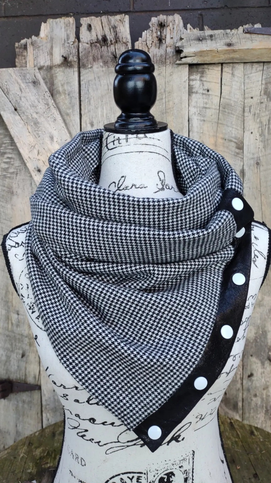 Houndstooth White Snaps